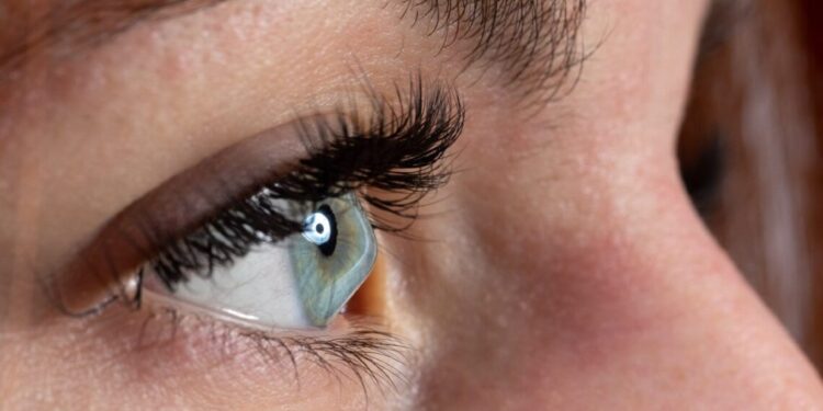 Parece inofensivo, mas coçar os olhos pode causar o ceratocone e outros problemas de saúde
