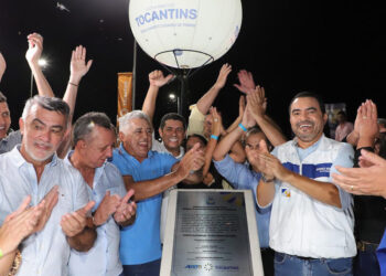 Governador Wanderlei e autoridades descerram a placa de inauguração da nova Ponte de Porto Nacional (Foto: Antonio Gonçalves/Secom)