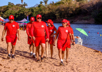 Coronel Ornelas (Ao centro) em sua visita à Praia Rio Sono, onde as crianças foram atendidas com o Projeto Botinho