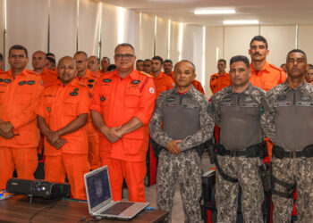 Coronel Ornelas, ao centro, com oficiais instrutores da INC-Florestal