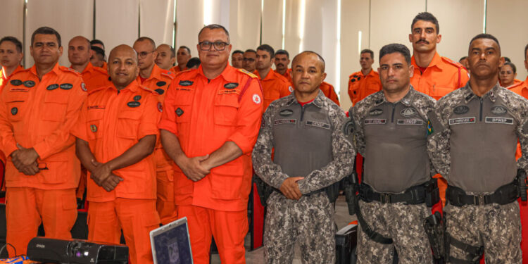Coronel Ornelas, ao centro, com oficiais instrutores da INC-Florestal