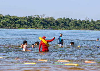 Em Araguanã, bombeiro militar aborda e orienta banhista fora da área demarcada