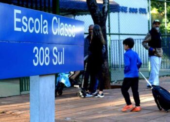 Mais de 465 mil estudantes retornam à rede pública nesta segunda-feira