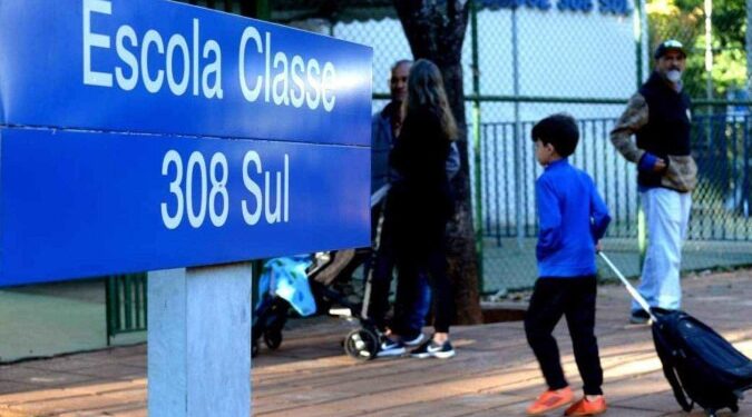 Mais de 465 mil estudantes retornam à rede pública nesta segunda-feira