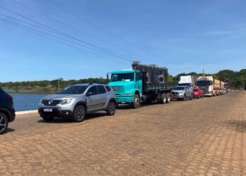 Fila de veículos aguardando travessia Foto: Portal LJ
