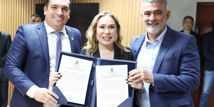 Luana Ribeiro é empossada deputada no lugar de Ivory de Lira