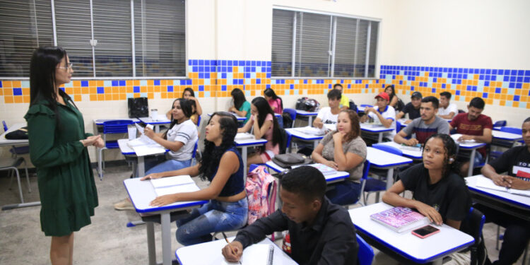 Matrículas para a Educação de Jovens e Adultos estão abertas na rede estadual
