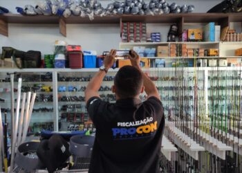 Ainda durante a fiscalização, 05 empresas foram autuadas (Auto de Infração) por comercializar produtos vencidos, resultando na apreensão de 288 itens. - Foto: Ascom Procon/Governo do Tocantins