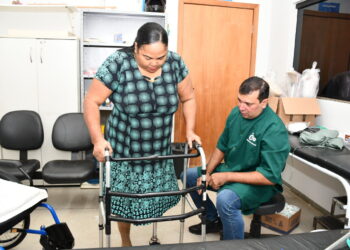 A paciente Domingas Tavares, recebeu a prótese ortopédica no Centro Estadual de Reabilitação