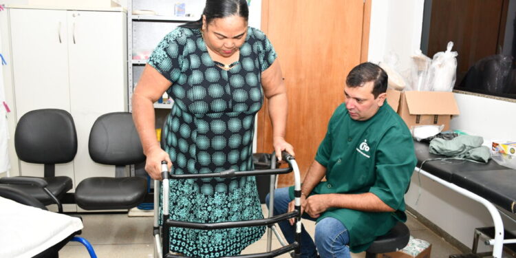 Governo do Tocantins entrega próteses ortopédicas a pacientes em Palmas