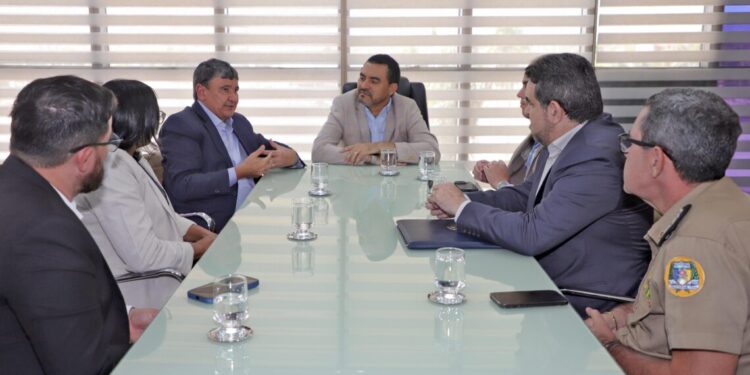 Governador Wanderlei Barbosa com o ministro do Desenvolvimento e Assistência Social, Família e Combate à Fome, Wellington Dias, durante visita no Palácio Araguaia Governador José Wilson Siqueira Campos