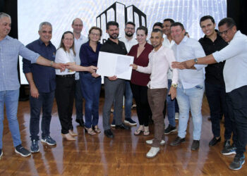 Governo do Tocantins, por meio da Tocantins Parcerias, entregou na noite dessa terça-feira, 2, 217 títulos de propriedades aos moradores do setor Irmã Dulce, em Palmas