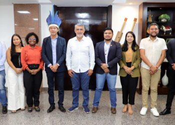 O governador em exercício, Amélio Cayres, recebeu o secretário interino da pasta dos Povos Originários e Tradicionais, Paulo Xerente, e líderes indígenas no Palácio Araguaia José Wilson Siqueira Campos