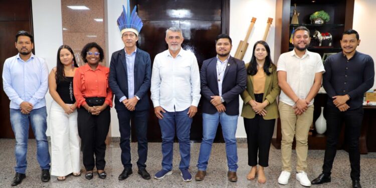 O governador em exercício, Amélio Cayres, recebeu o secretário interino da pasta dos Povos Originários e Tradicionais, Paulo Xerente, e líderes indígenas no Palácio Araguaia José Wilson Siqueira Campos