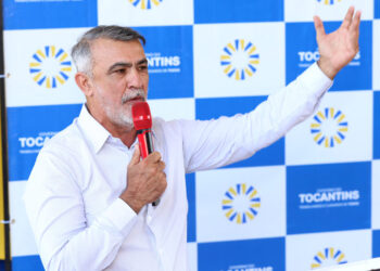 Amélio Cayres discursa durante a entrega das obras da praça, destacando o investimento de R$ 1 milhão do Programa de Fortalecimento da Economia e Geração de Empregos