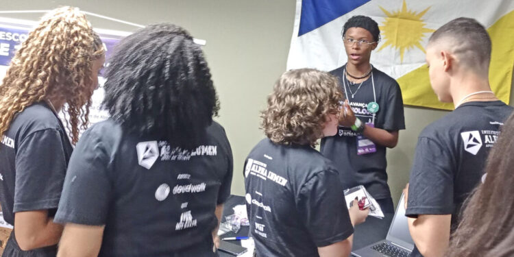 Estudantes de Paranã participam da Escola Avançada de Tecnologia que acontece em São Paulo