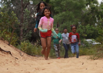 Crianças se divertem em trilha de acesso às Dunas