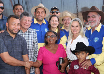 Governador em exercício, Amélio Cayres, acompanhado do prefeito de Recursolândia, Vinicius Barbosa, e demais autoridades, durante o trajeto da cavalgada.