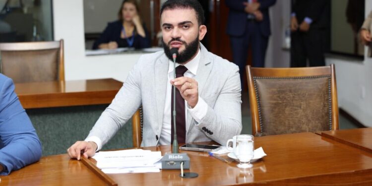 Léo Barbosa destina R$350 mil para aquisição de van que fará o transporte de pacientes e crianças autistas de Ponte Alta do TO