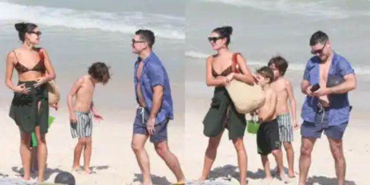 Após boatos de affair com Xamã, Sophie Charlotte curte praia com ex e filho