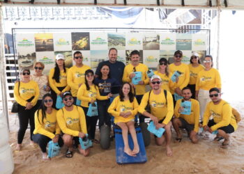 Projeto Praia Acessível leva acessibilidade aos cadeirantes com cadeiras anfíbias