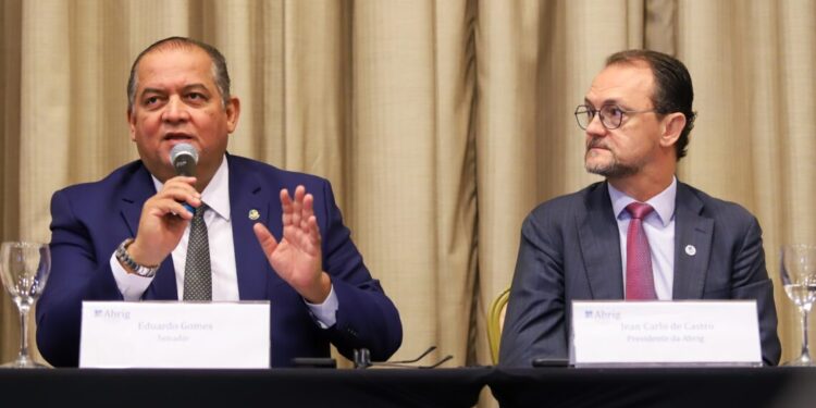 Senador Eduardo Gomes detalha avanços na regulamentação da Inteligência Artificial em encontro com a Abrig
