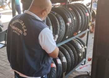 Equipe técnica da área de qualidade visita estabelecimentos comerciais para fiscalização de pneus de motocicletas
