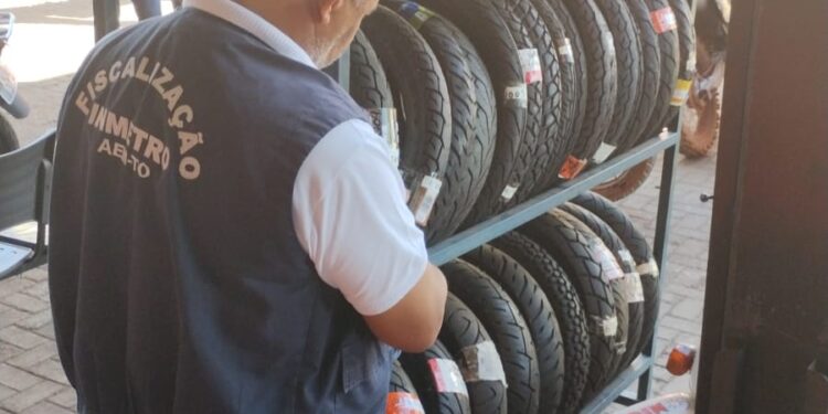 Equipe técnica da área de qualidade visita estabelecimentos comerciais para fiscalização de pneus de motocicletas