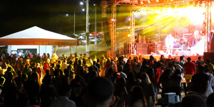 Praia Pôr do Sol recebe grande público no show de abertura da temporada de praia em Tocantínia