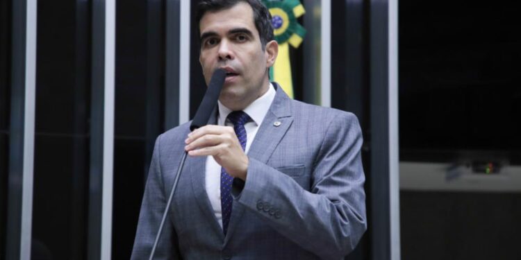 Aprovado relatório de Ricardo Ayres que torna crime facilitar a migração internacional ilegal