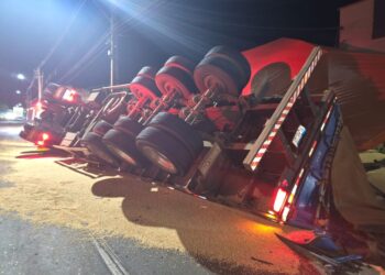Homem tentou atacar os policiais rodoviários federais e precisou ser contido