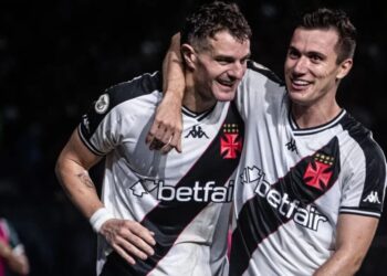 Vegetti e Piton comemoram o segundo gol do Vasco sobre o Fortaleza Leandro Amorim/Vasco