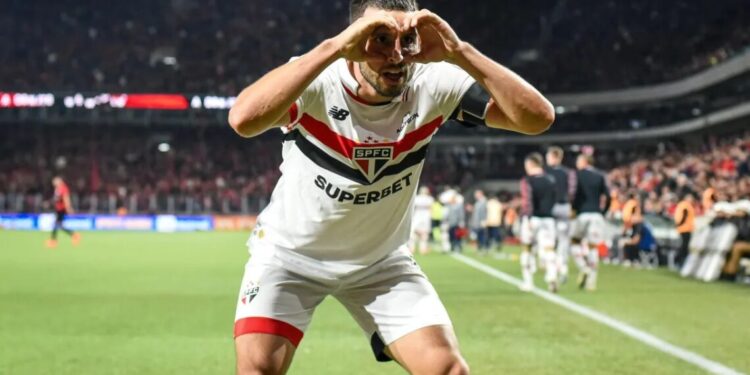 São Paulo derruba invencibilidade do Athletico-PR na Ligga Arena e dorme no G4