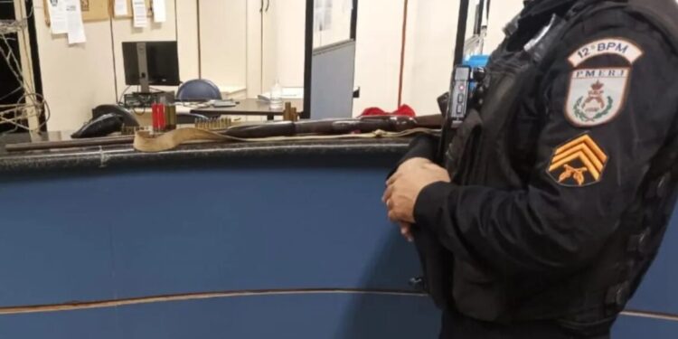 Espingarda apreendida pela PM em Niterói (RJ)
PMERJ/Divulgação