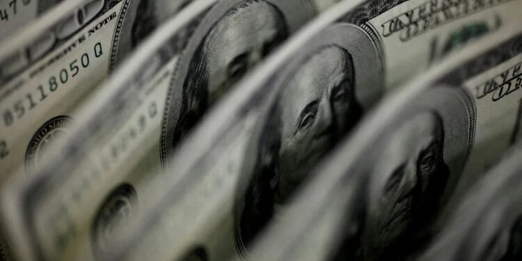 Aumento de gastos do governo influencia alta do dólar, apontam economistas