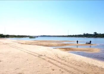 Bancos de areia formados devido a seca antecipada na região do Rio Araguaia — Foto: Reprodução/TV Anhanguera