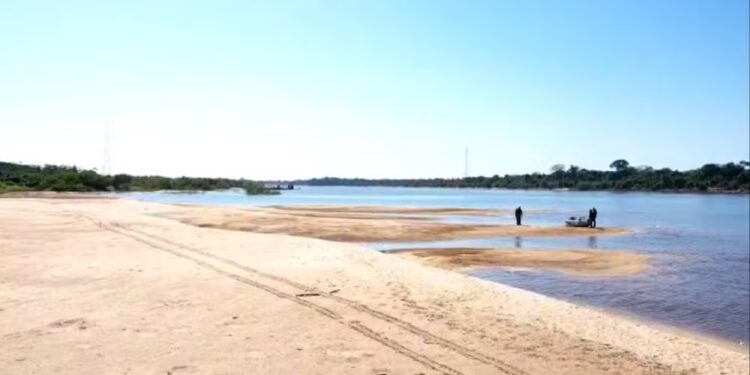Bancos de areia revelam seca antecipada no Araguaia e impactam travessia de balsas: ‘Não dá tempo do rio se recuperar’