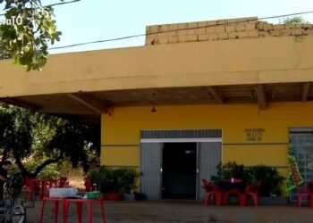 Frente da loja que estoque foi todo levado durante assalto — Foto: Reprodução/ Tv Anhanguera