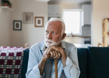 Estudos recentes sugerem que o risco de desenvolver câncer de pulmão pode diminuir a partir dos 75 anos
RealPeopleGroup/GettyImages