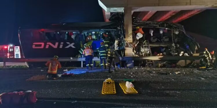 Acidente com ônibus deixa ao menos 10 mortos em rodovia no interior de SP