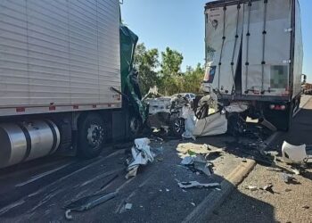 Acidente entre carreta e carro na BR-153, trecho em Pugmil — Foto: Divulgação/PRF-TO