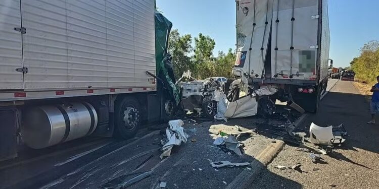 Acidente entre carro e carreta deixa mortos na BR-153