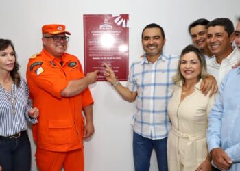 Governador Wanderlei Barbosa inaugura a 7ª Companhia Independente de Bombeiros Militar em Guaraí, acompanhado do comandante-geral do CBMTO, coronel Person Ornelas