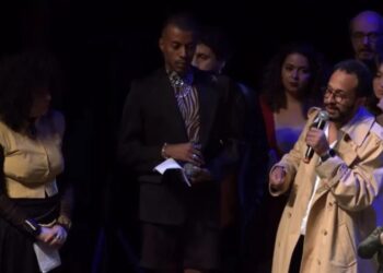 Ator denuncia racismo após ser revistado no palco durante premiação em SP Reprodução