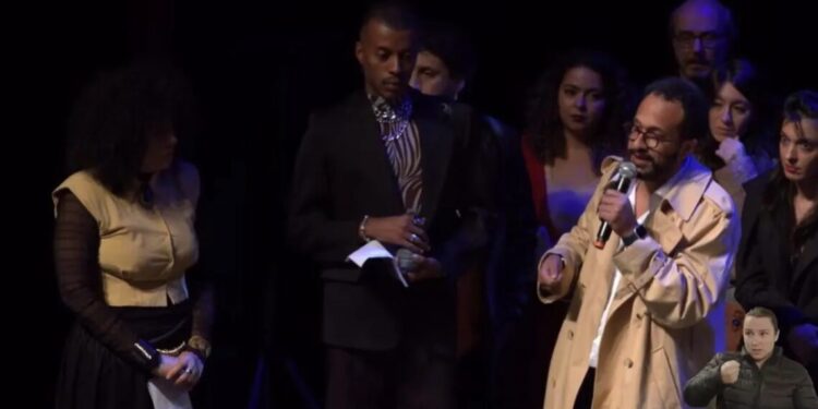 Ator denuncia racismo após ser revistado no palco durante premiação em SP