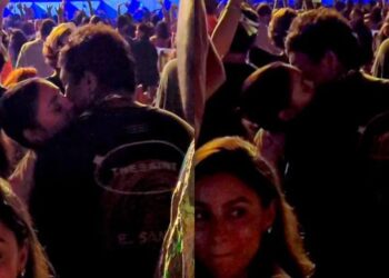 A atriz Sophie Charlotte e o rapper Xamã foram flagrados aos beijos em festival no Rio de Janeiro, na sexta-feira (5) Delson Silva/AgNews