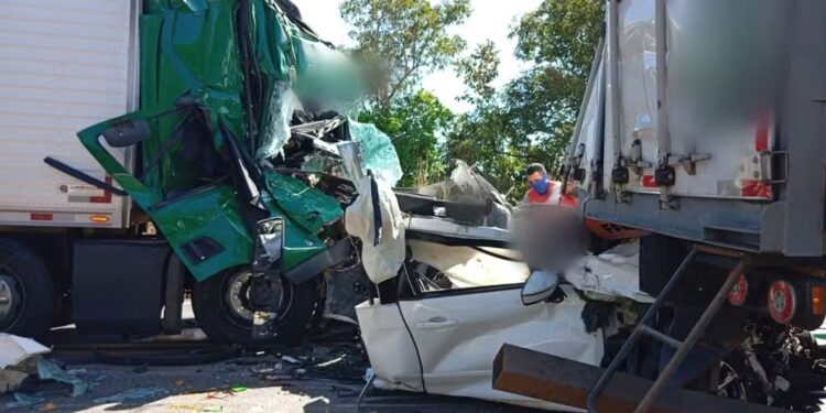 Carro é imprensado em acidente de trânsito na BR-153, trecho em Pugmil — Foto: Reprodução/@paraisonograleoficial