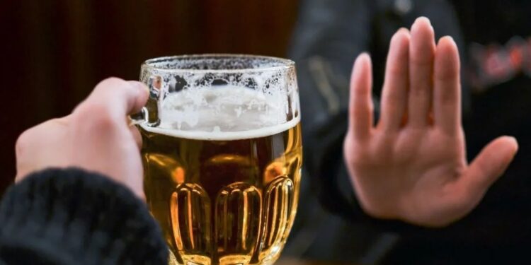 Álcool corta efeito de antibiótico? Especialistas respondem