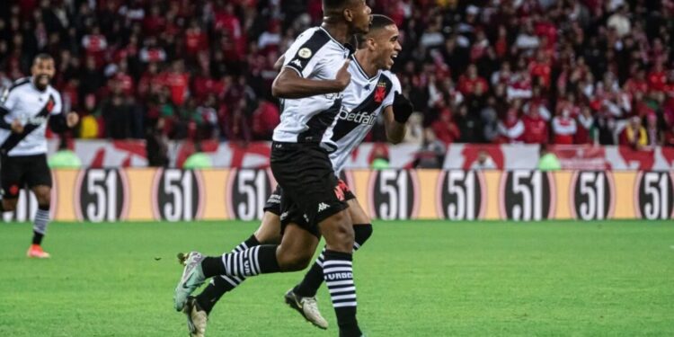 Na volta do Beira-Rio, Vasco surpreende Inter e descola do Z4 do Brasileirão