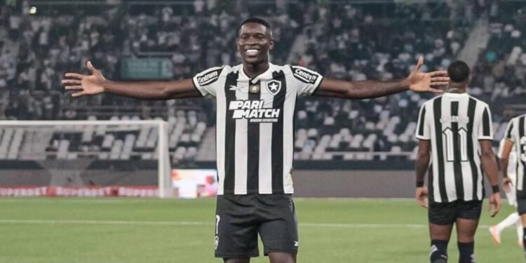 Botafogo vence Atlético-MG e cola no líder do Brasileirão